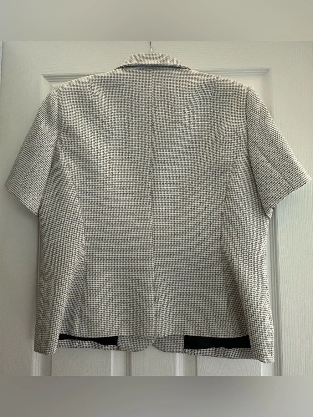 Gently worn women’s Le Suit Black & light gray Textured 2 Piece Pant Suit